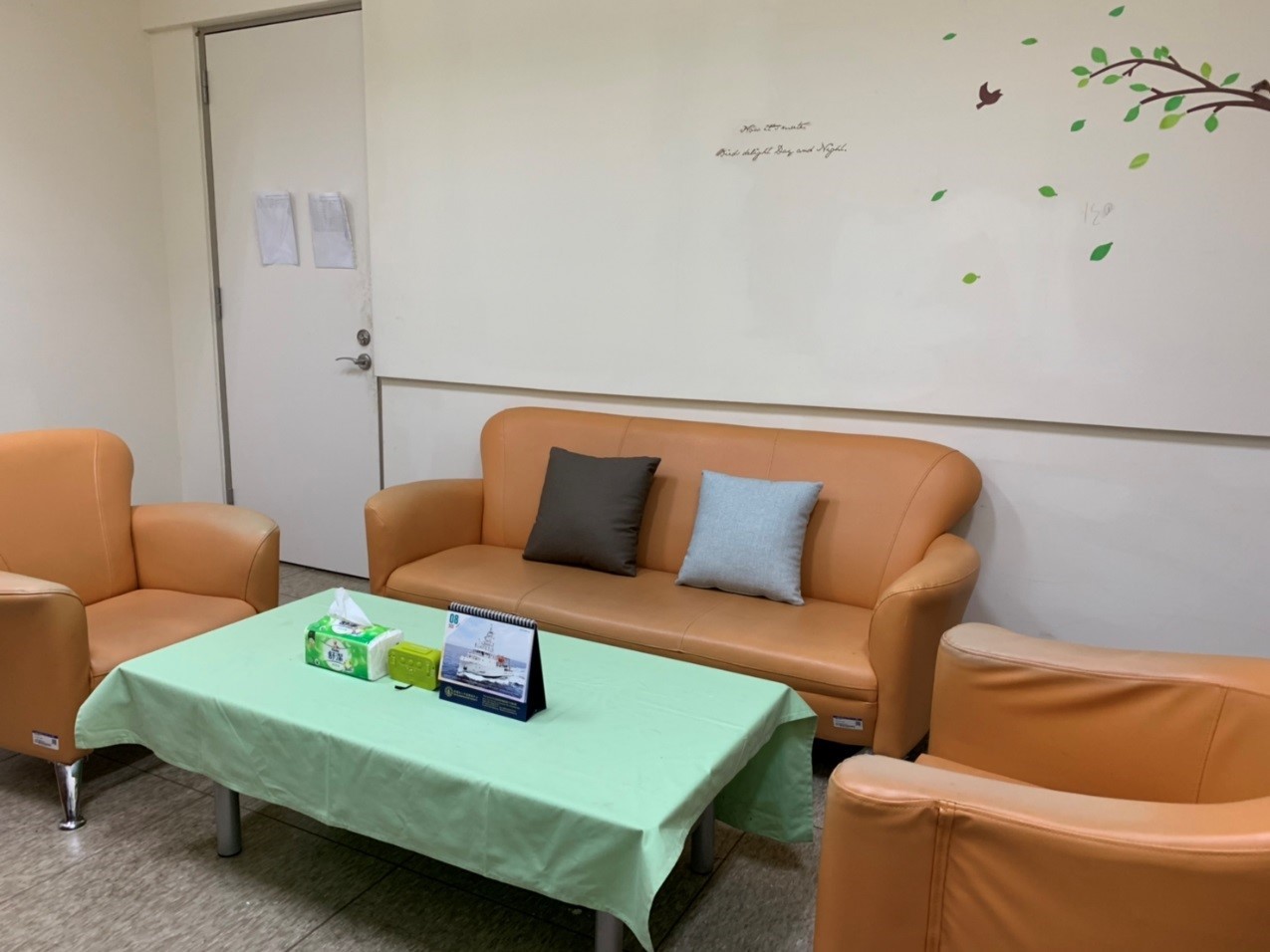 個別諮商室(二)提供二人沙發一張及單人沙發二張及桌子等安心環境。