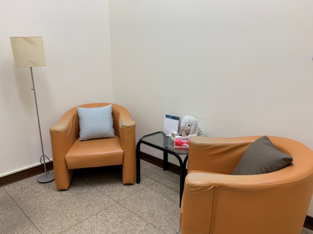 個別諮商室(二)提供單人沙發二張及小圓桌等安心環境。